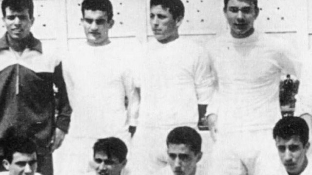 Julio Iglesias, o goleiro (o primeiro em pé, à esquerda)