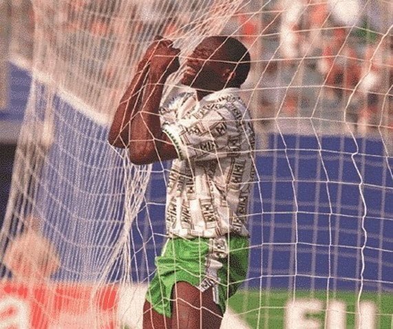 Reshidi Yekini se emociona ao marcar o primeiro gol da Nigéria em Copas do Mundo