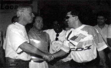 Nuno Leal Maia sendo recebido pelo presidente do Londrina, em 1995