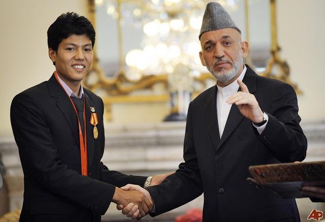 Herói olímpico, Rohullah Nikpai é recebido pelo presidente afegão, Hamid Karzai
