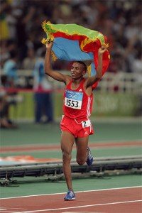 Zersenay Tadesse celebra com a bandeira de seu país, antiga parte da Etiópia