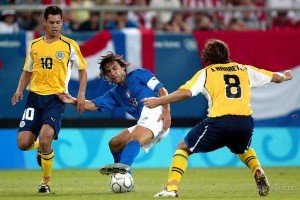 Pirlo tenta sair da marcação paraguaia em vitória diante da Itália na 1ª fase