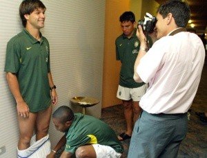 Robinho e Diego brincam em sessão de fotos antes do Pré-Olímpico