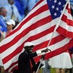 A delegação dos Estados Unidos surpreendeu o mundo em 2008 ao escolher o sudanês recém-naturalizado Lopez Lomong como porta-bandeira