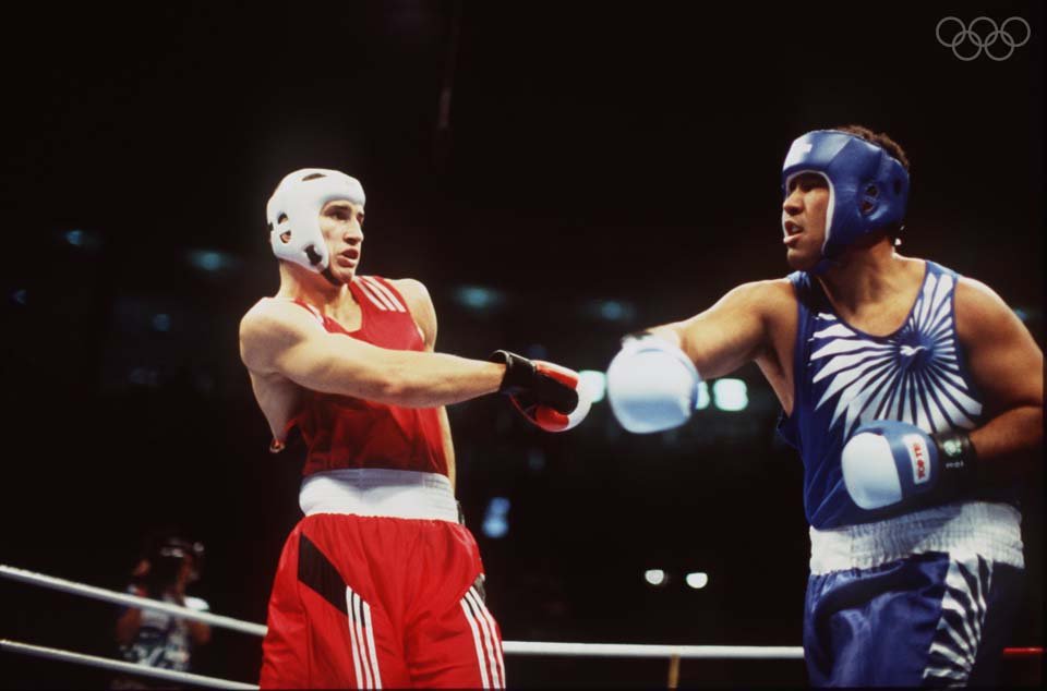 Boxeador tongolês (de azul) teve medalha olímpica devolvida após leiloá-la