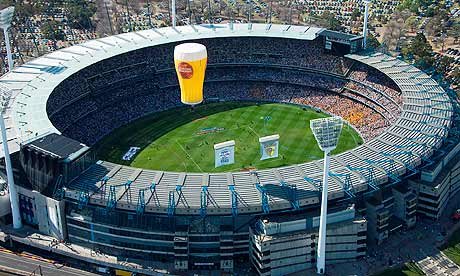 Sempre disputada em Melbourne, com 100 mil presentes, a 'Grand Final' é o 'Superbowl' do futebool australiano. Será que  um esporte de tanto sucesso é tão bizarro assim?