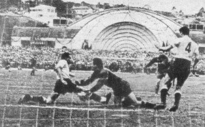 Ainda com a famosa Concha Acústica, o Pacaembu recebeu seis jogos da Copa de 50, incluindo Brasil 2 x 2 Suíça na primeira fase