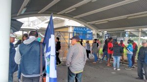 Torcida organizada do Auckland City (com sua nova bandeira) aguarda a abertura do portão ao lado dos fãs do Solomon Warriors