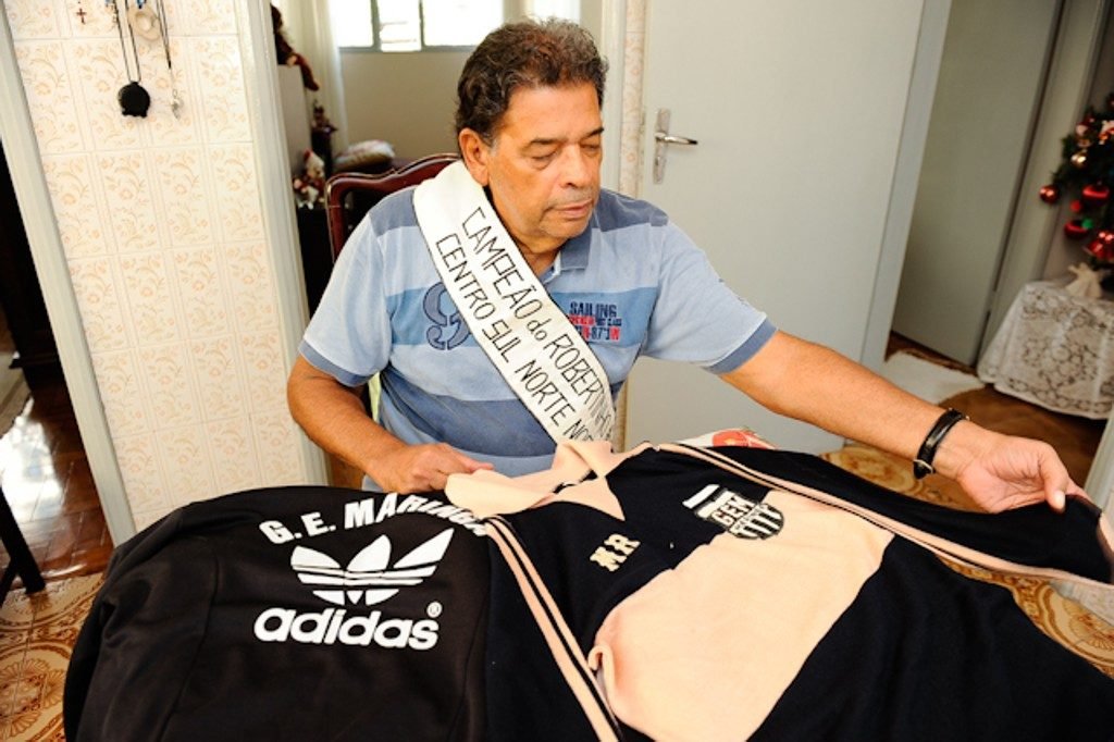 Ex-goleiro Maurício Gonçalves posa com faixa e a camisa da campanha, em entrevista ao jornal Gazeta do Povo em 2010